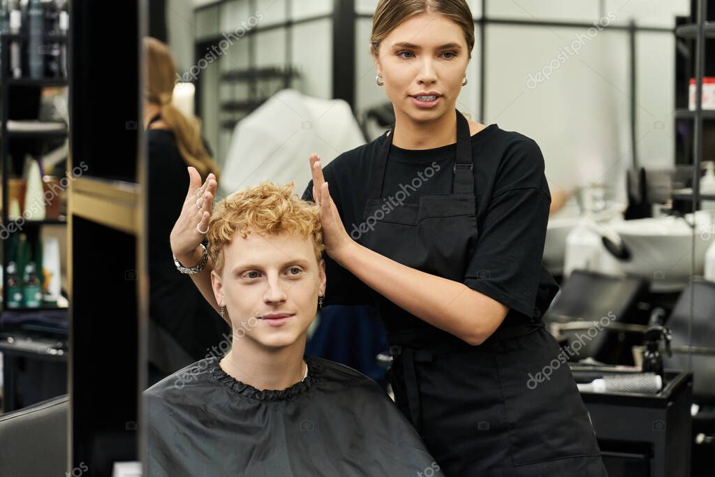 Equipo corporativo colaborando en oficina